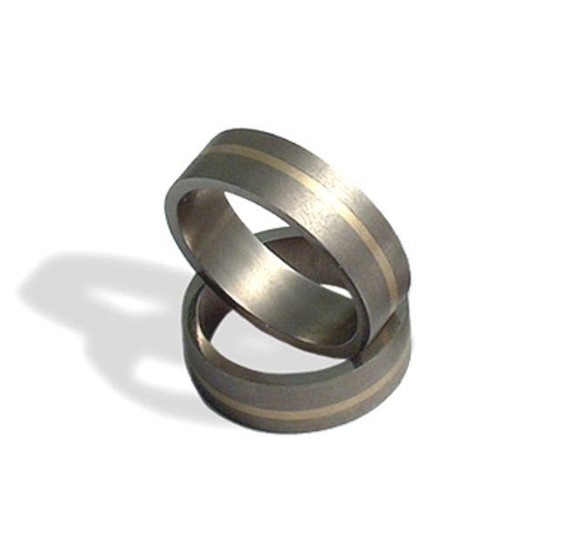 Ръчно изработени брачни халки от титан и злато (14k) 