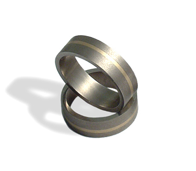 Ръчно изработени брачни халки от титан и злато (14k) 
